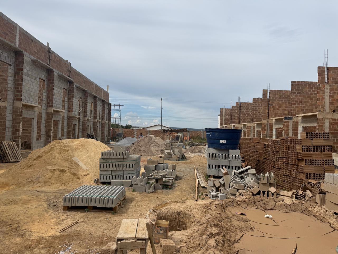 Foto real da obra: Canteiro de obras organizado