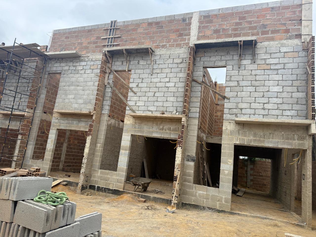 Foto real da obra: Fachada frontal dos duplex em alvenaria