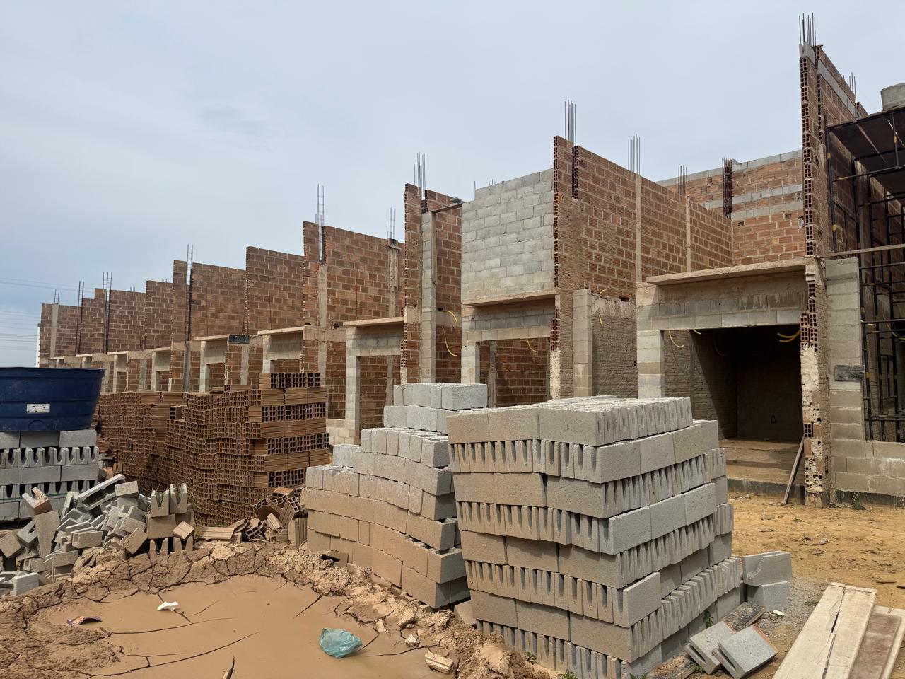 Foto real da obra: Materiais e blocos no canteiro
