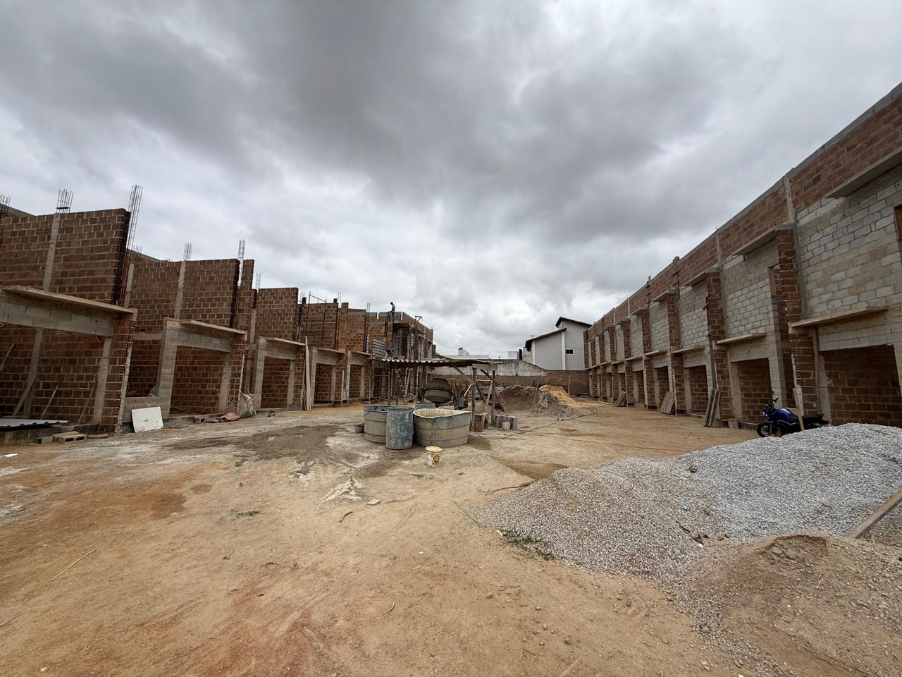 Foto real da obra: Pátio interno com blocos em elevação
