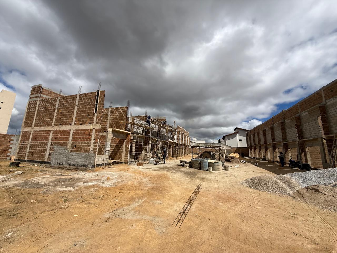 Foto real da obra: Rua interna entre as fileiras de lofts